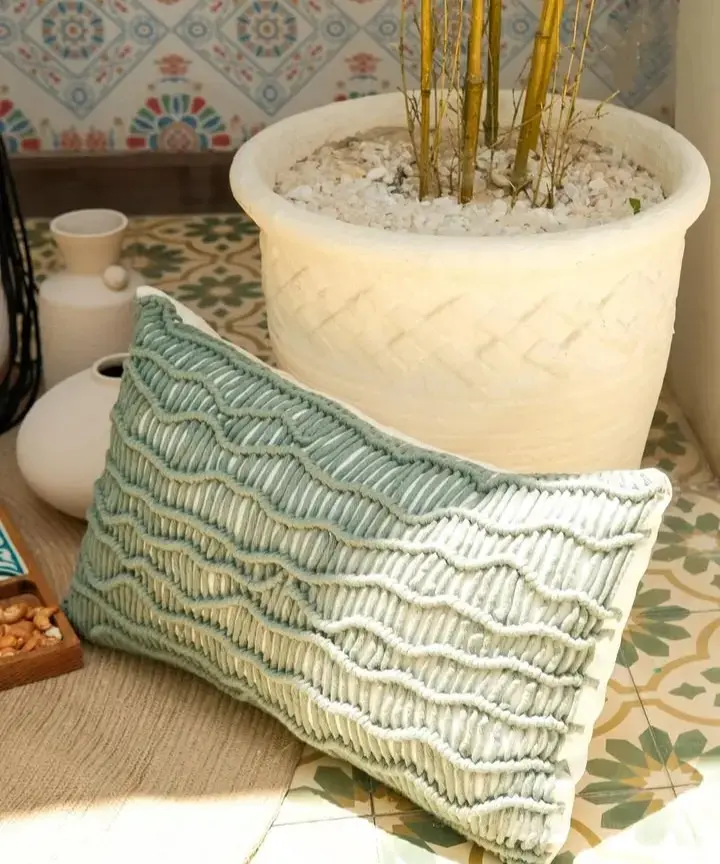 C0002CW Colored Wavy cushion Wit.webp