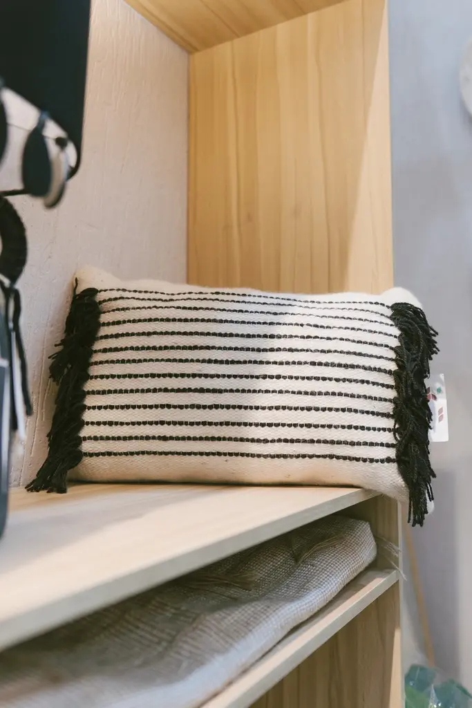 C000CS9 Curly Kilim Cushion With.webp