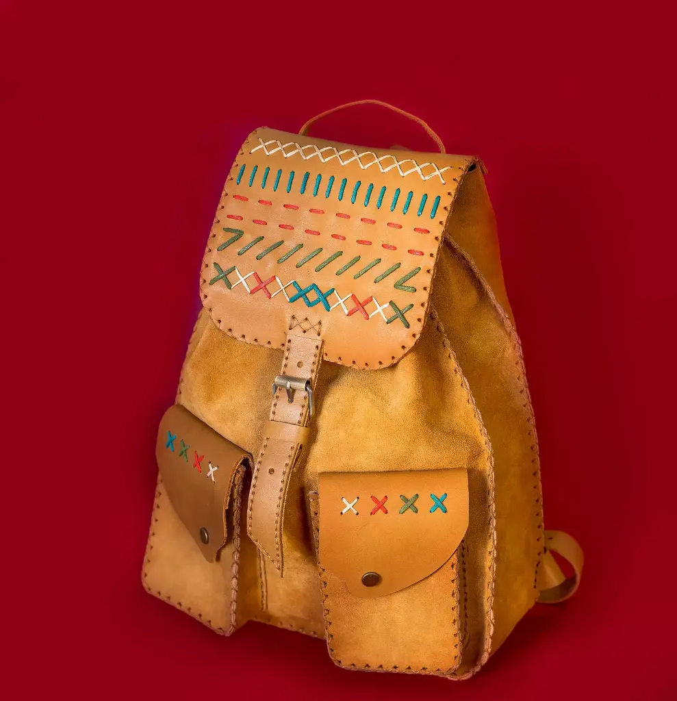 Backpack with lines embroidered 